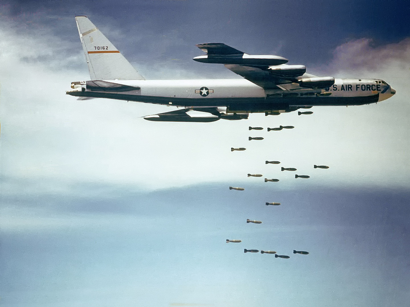 Zrzut bomb przez B-52