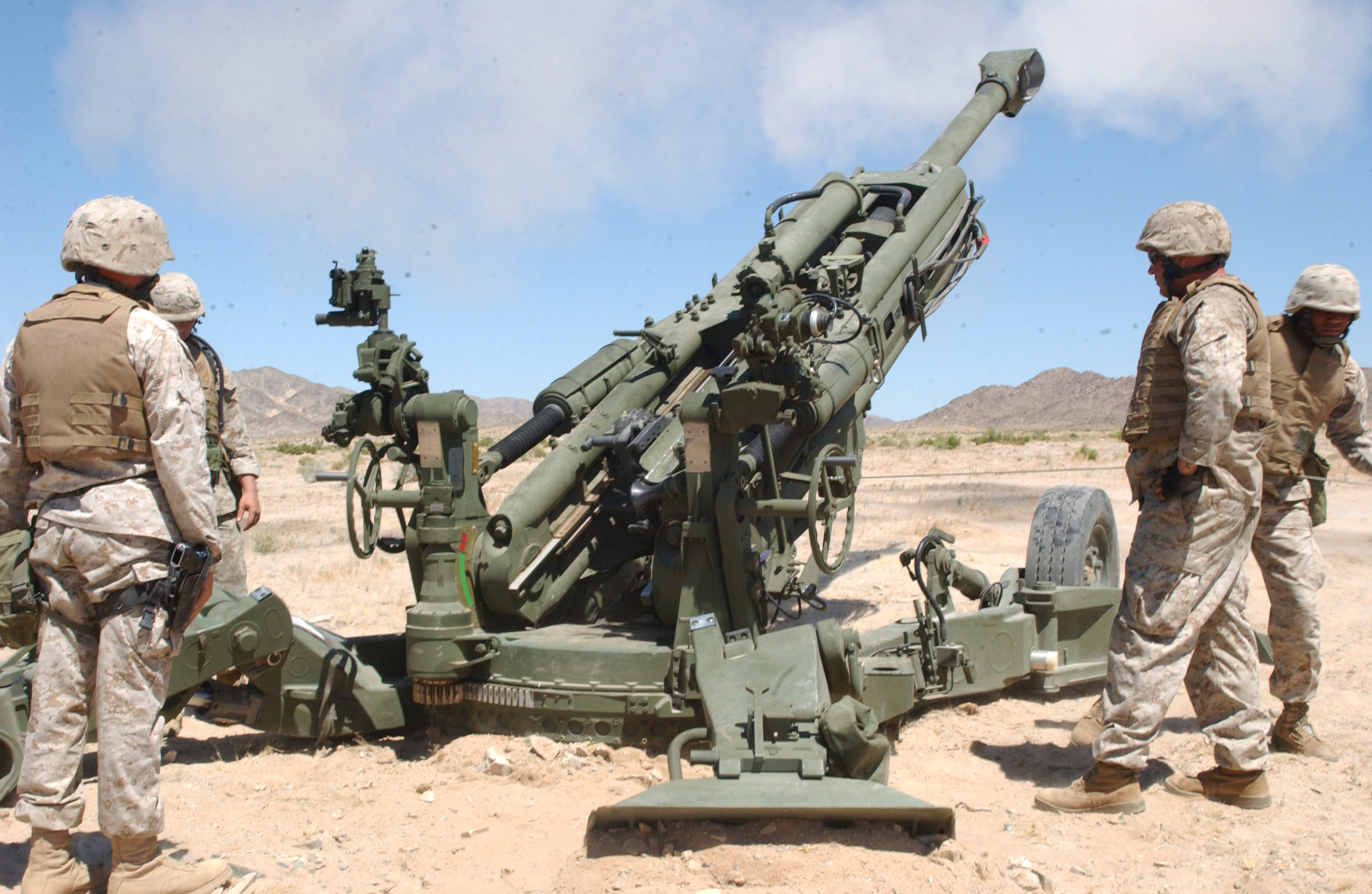 Amerykańscy Marines przy haubicy M777