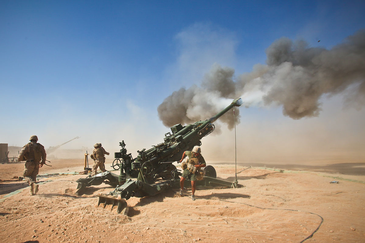 Amerykańscy Marines przy haubicy M777