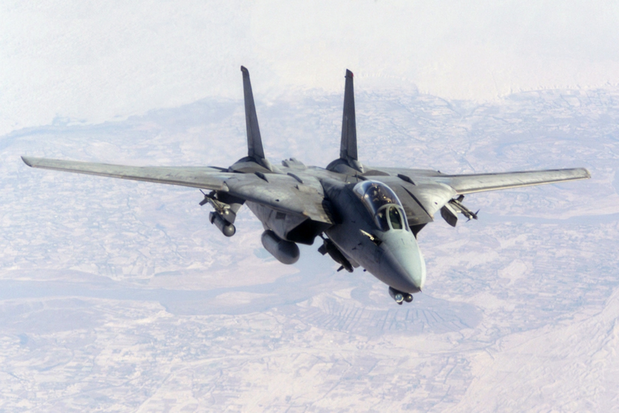 F-14 zrzucający ładunek